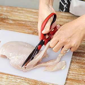 Effortless cutting - Cuts through meat and soft bones with ease