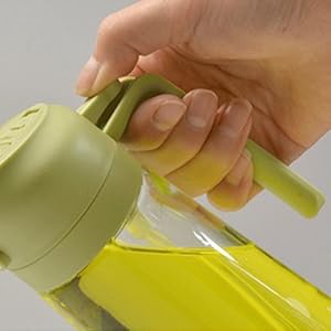 This olive oil spray bottle has an ergonomic handle. The handle is comfortable to hold. 